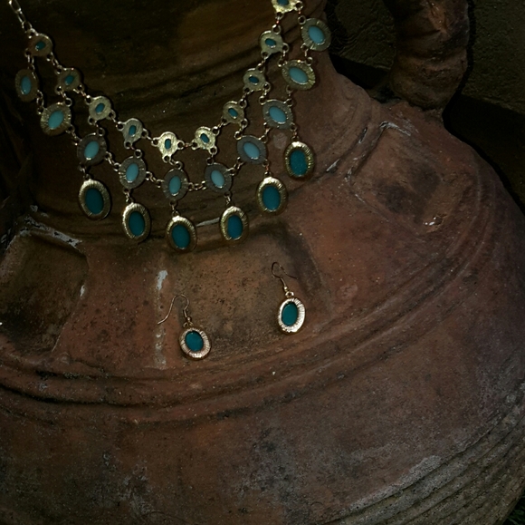 A turquoise gemmed necklace and earrings - Picture 2 of 5
